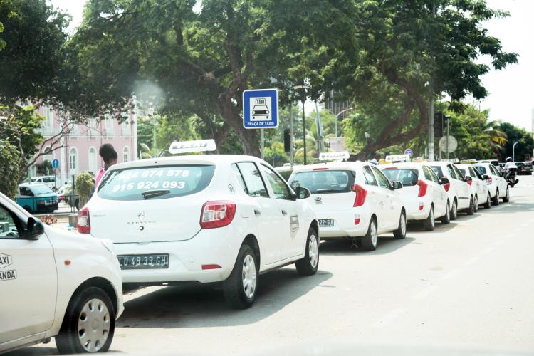 Táxis personalizados cobram até 30 mil kwanzas do centro de Luanda ao novo aeroporto