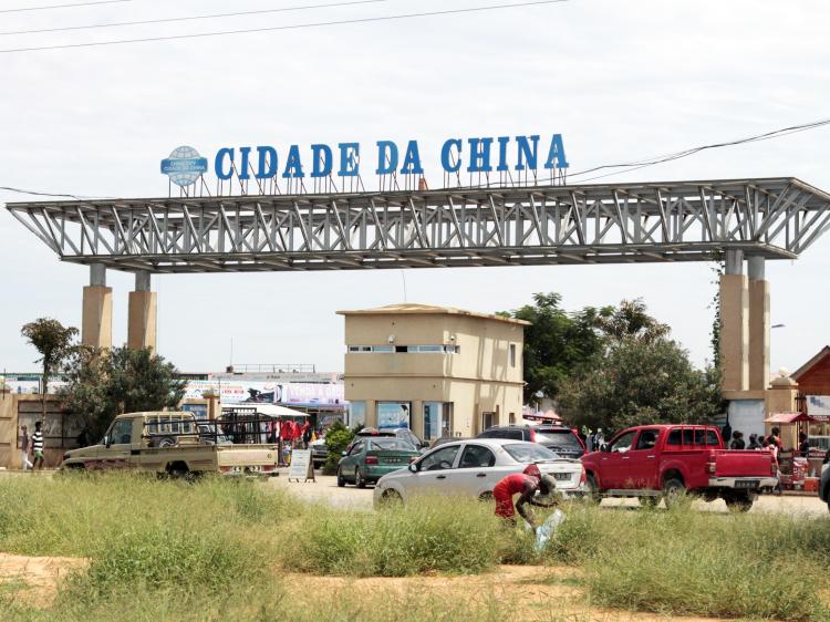 Comunidade chinesa  diz-se preocupada  com “detenções e cobranças arbitrárias” 