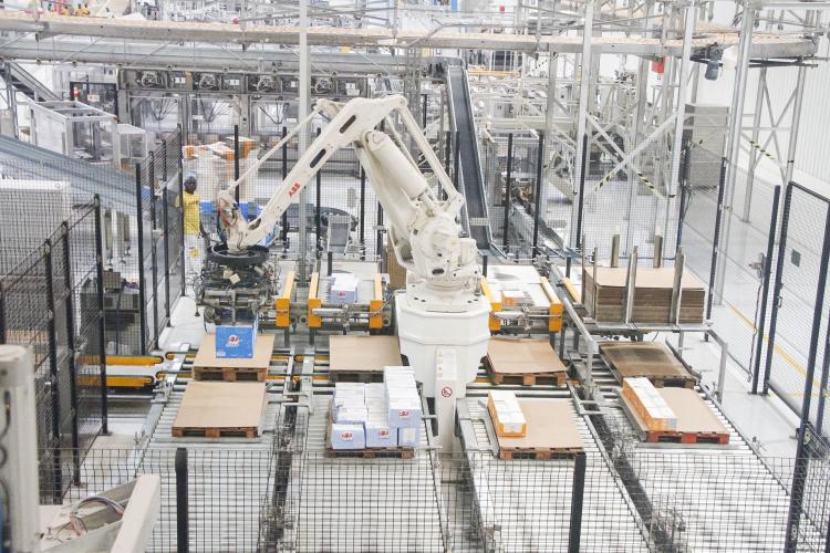 Apenas a industrialização pode salvar Angola