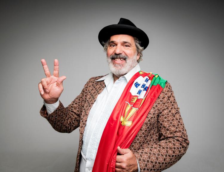 Conheça o candidato à Presidência de Portugal que se tornou viral ao prometer vinho canalizado e um Ferrari para cada português 