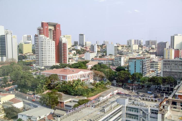 Despesas com festas e t-shirts nas administrações de Luanda superam investimento em água e saneamento