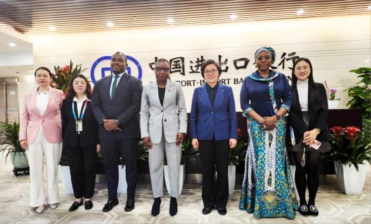 Angola regressa à China à procura de financiamento e reforço da cooperação