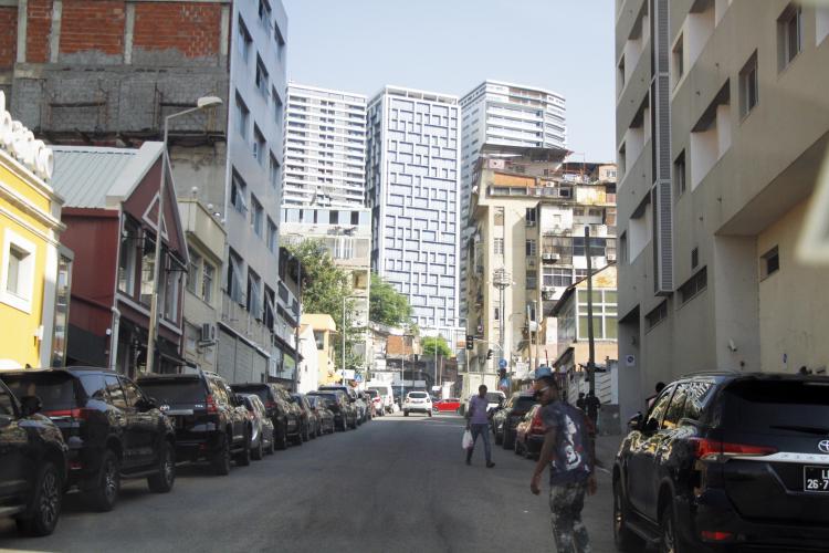 Os ‘fazem tudo’, uma  das mil formas de driblar o desemprego em Luanda 