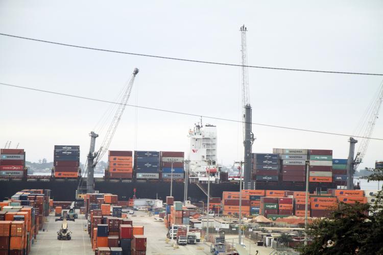 Saldo da balança cai mais de 1,6 biliões Kz em três meses