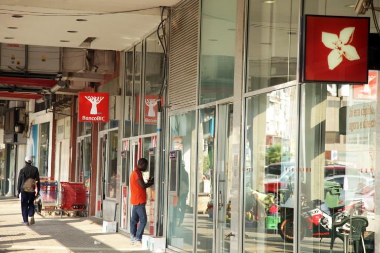 Angola é o 11º país no mundo em que pedir dinheiro aos bancos é mais caro