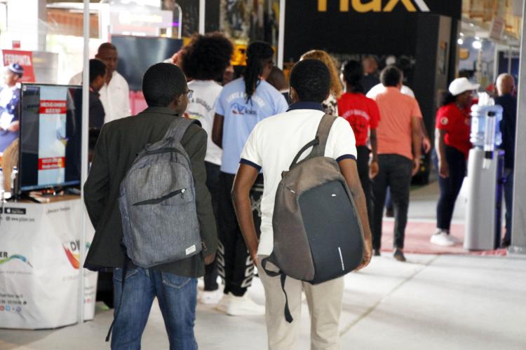 Apenas 6 em cada 100 angolanos com idade de trabalhar têm emprego formal 