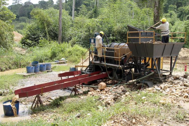 Emprego industrial cai 2,71%, enquanto indústria extractiva mantém sector instável
