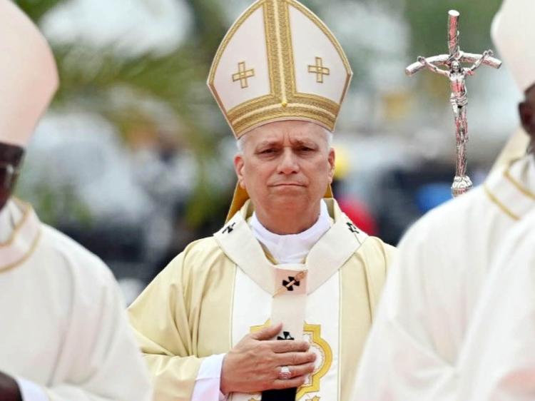 Entre o amén e o Canhão…