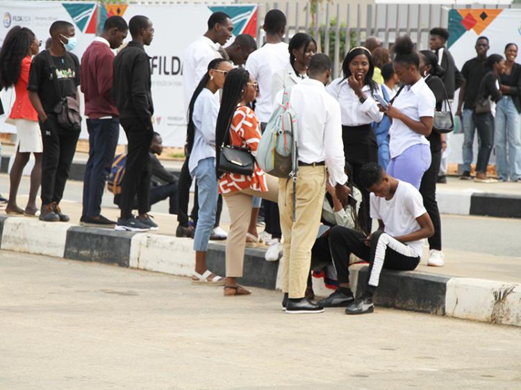 Mais de 62% dos trabalhadores em Angola não têm contrato escrito, revela INE 