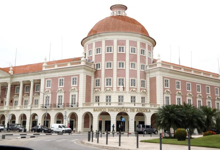 Malparado na banca desce  mas mantém-se nos 16,93%