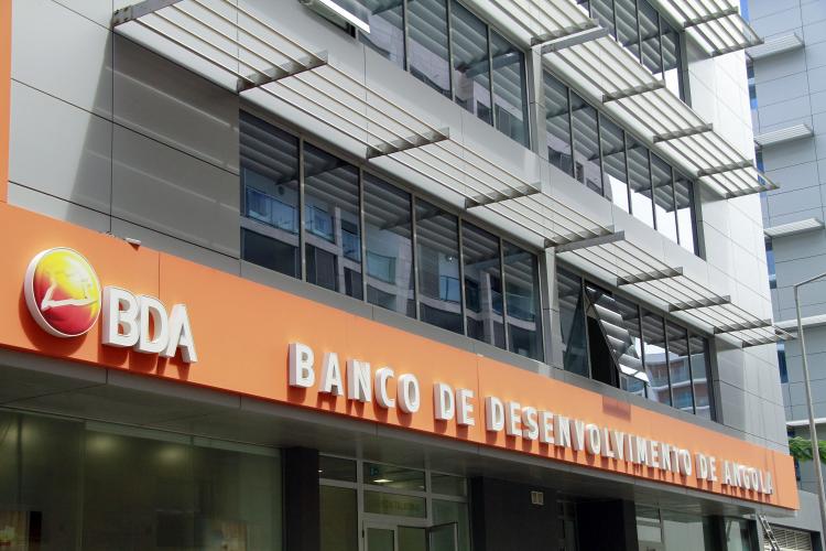 BDA sai do negativo,  mas ‘esconde’ impacto da dívida da Angola Cables