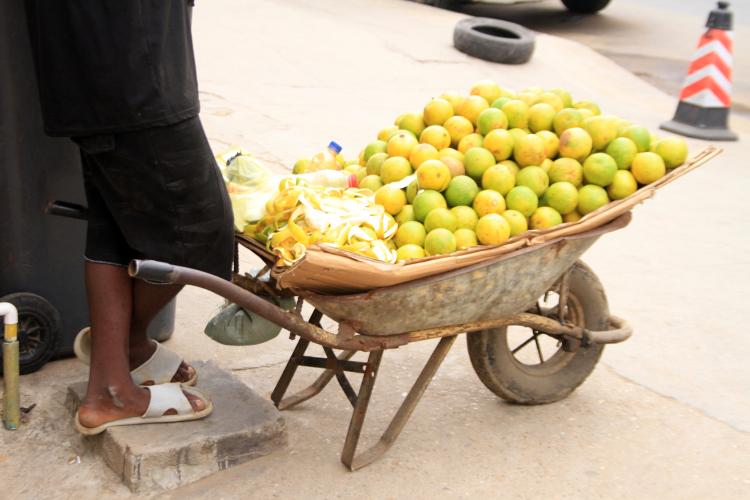 Cresce o negócio  de venda de laranja  em carrinhos de mão