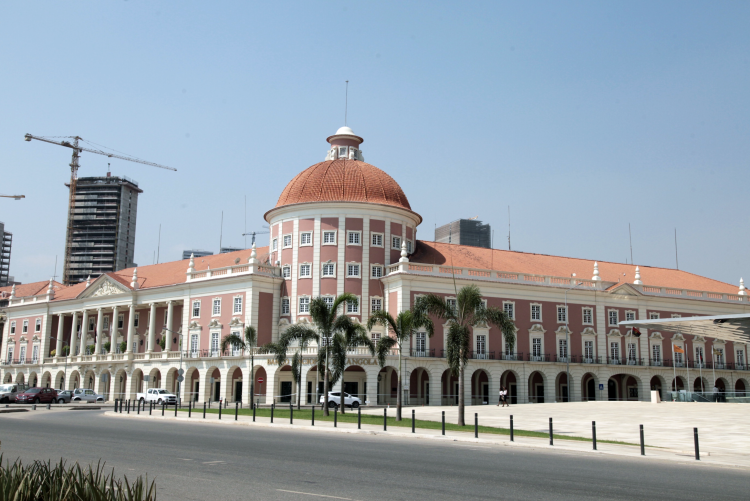 Emissões de bilhetes  caem 61% e obrigações aumentam
