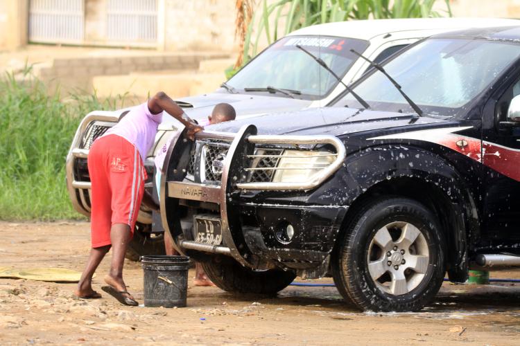 Lavadores de carros facturam até 50 mil kwanzas por semana na periferia de Luanda   