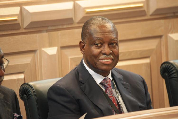 Manuel Vicente entre as peças de João Lourenço