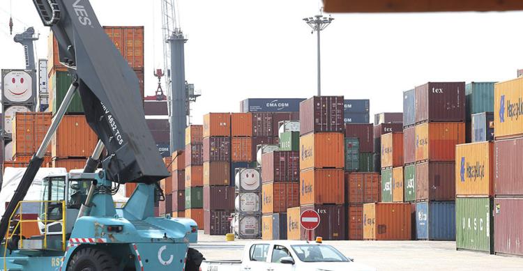 Maquinaria, combustíveis e bens alimentares lideraram importações angolanas em 2025  