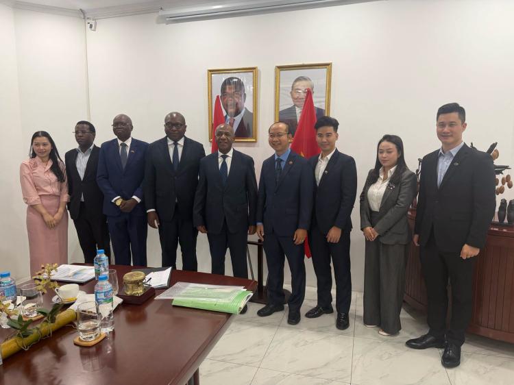 Angola pede ajuda ao Vietname para formação de quadros no sector ambiental e silvicultura 
