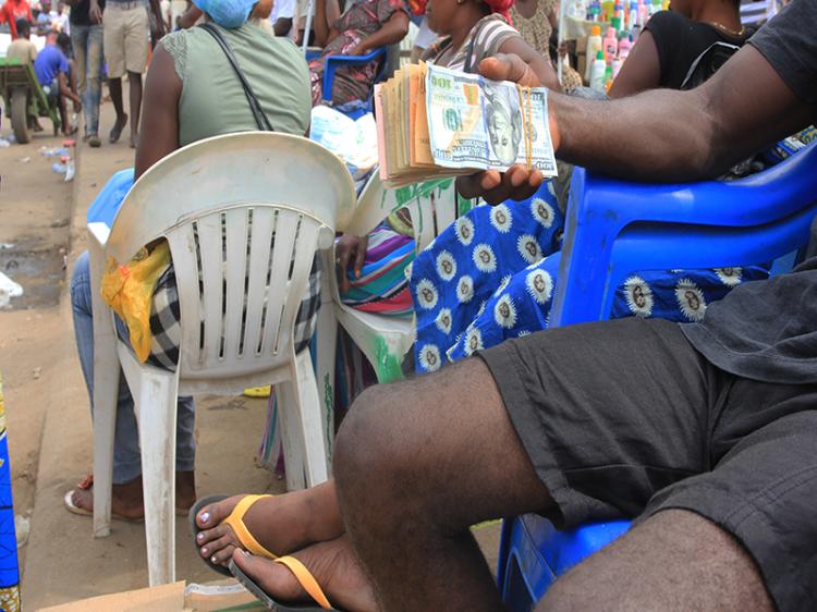 Crise das divisas sufoca Kinguilas de Luanda: da abundância ao "trabalho para a barriga" 