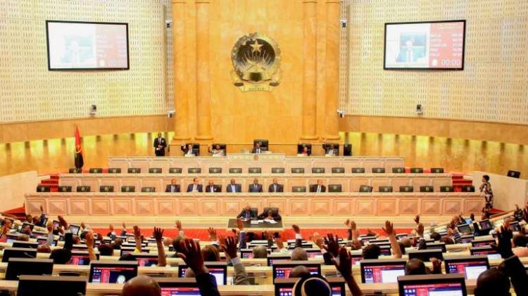 Parlamento aprova aumento salarial para deputados e presidente para repor poder de compra