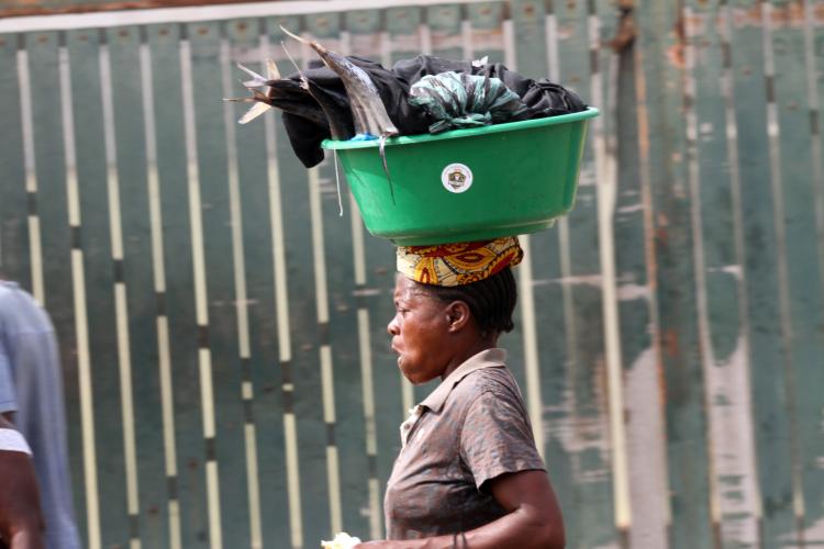 Zungueiras de peixe em Luanda resistem à ausência de clientes