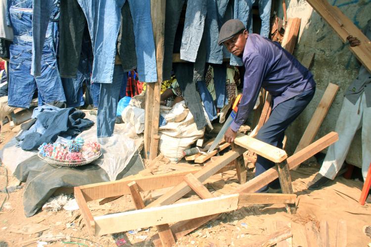 Fabricantes de carrinhos  de mão em madeira  resistem à fuga de clientes em Luanda