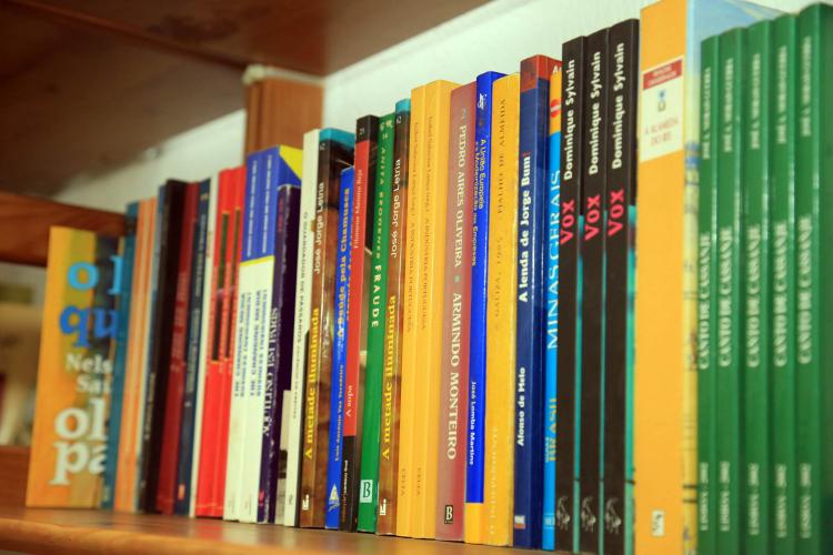 Falta de 10 milhões de kwanzas mantém 50 mil livros destinados ao turismo retidos em Portugal