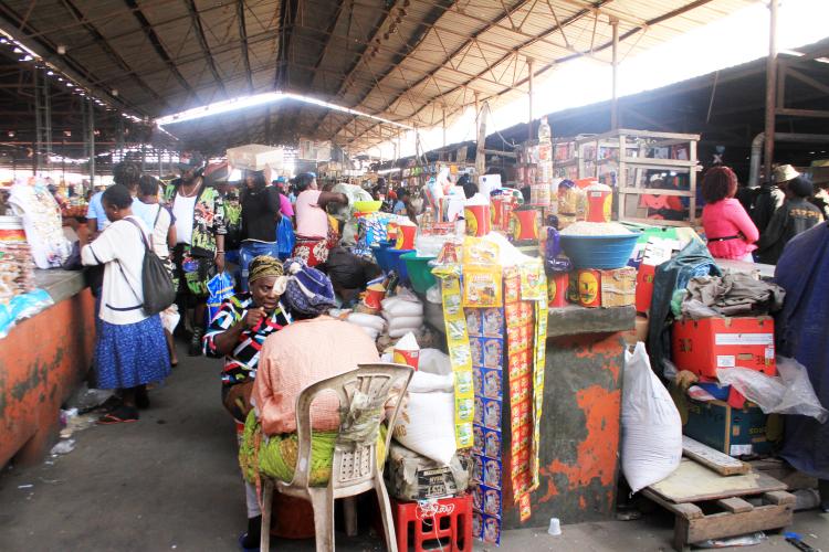Mercados informais facturam até 36 milhões kz por mês, mas vendedoras dizem não ver retorno