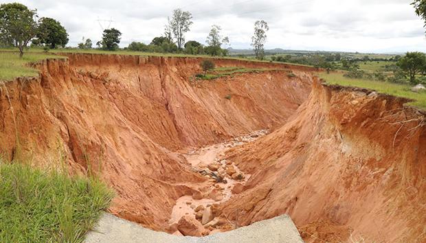 Governo autoriza 30 mil milhões de kwanzas para travar avanço de 26 ravinas pelo país