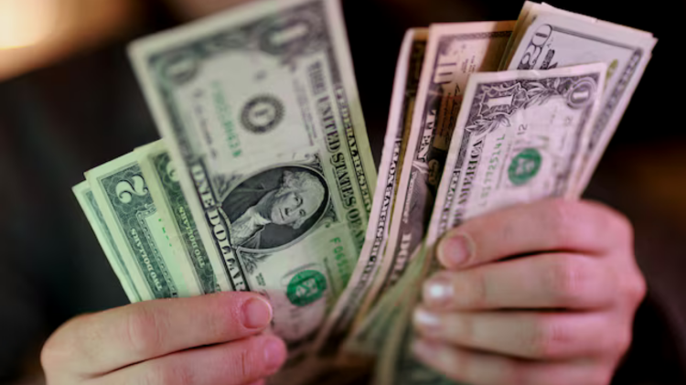 Dólar atinge máximo de duas semanas com conflito no Médio Oriente e juros em foco