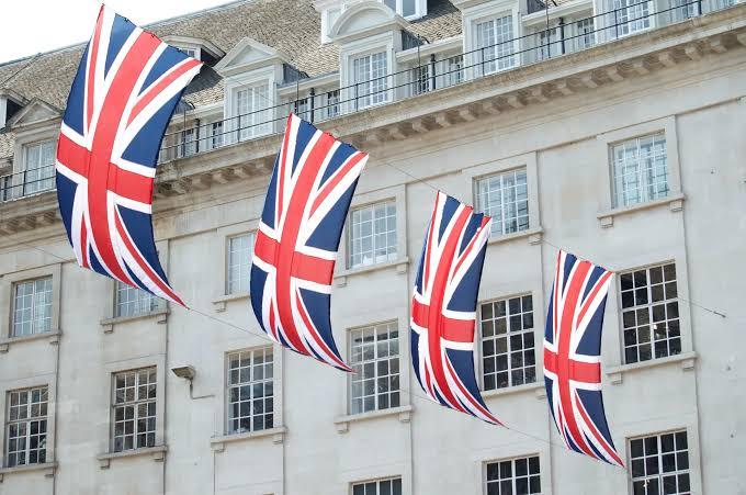 Economia britânica cresce acima do previsto no segundo trimestre