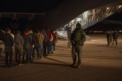 Especialistas da ONU pedem suspensão de deportações de migrantes  para países terceiros