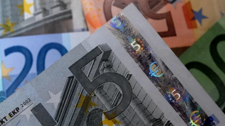 Euro próximo de máximas de duas semanas enquanto petróleo supera 100 dólares