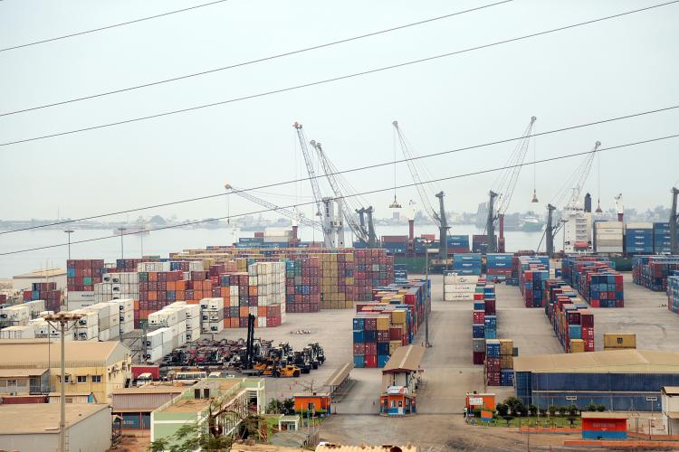 Exportações recuam 10,75% e importações crescem 30% em Agosto