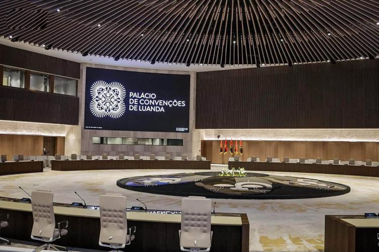 O Palácio de milhões na Luanda da fome