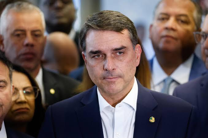 Bolsonaro desembarca nos EUA sob críticas de Lula e com aval de Trump, que questiona pleito