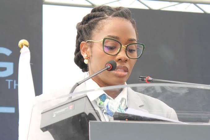 Cristina Lourenço reconhece que peso da dívida pública inibe mercado accionista