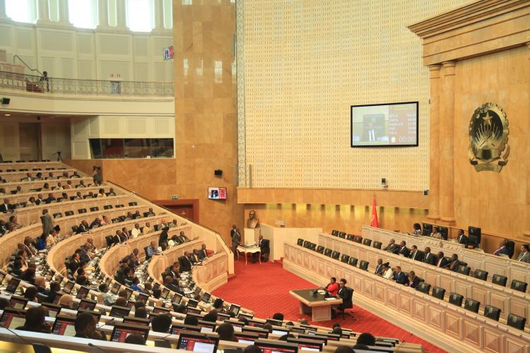 Deputados alertam para a necessidade de adequar as taxas tributárias à realidade económica do país
