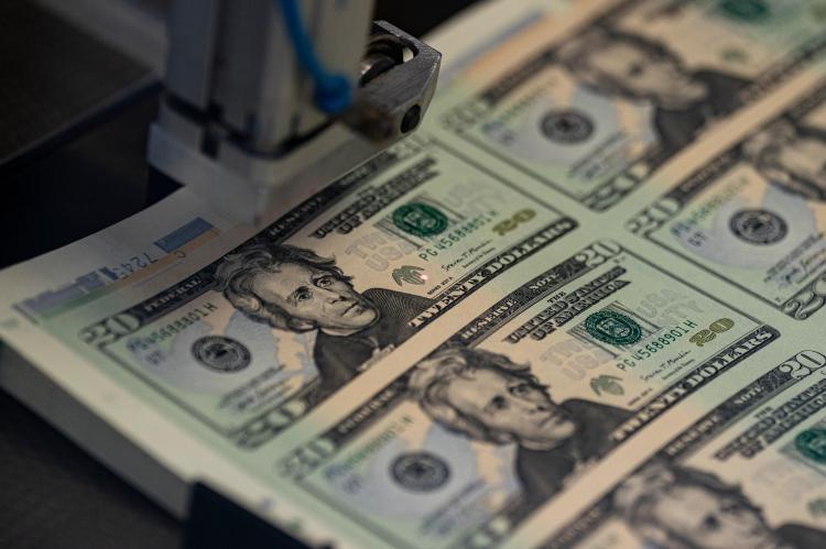 Dólar caminha para primeira queda semanal em mais de um mês pressionado por crise nas acções de IA