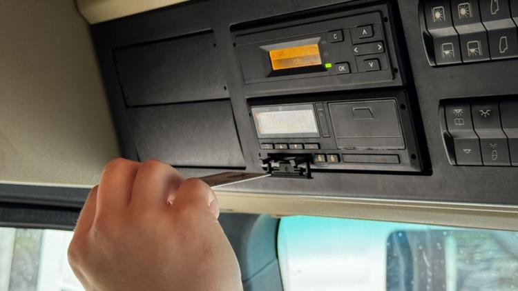 Governo vai tornar obrigatório o uso de tacógrafos e transportadores alertam para custos