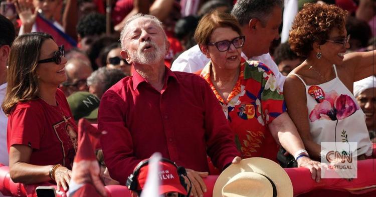 Lula é reeleito para 4.º mandato e volta a vencer em Angola na segunda volta