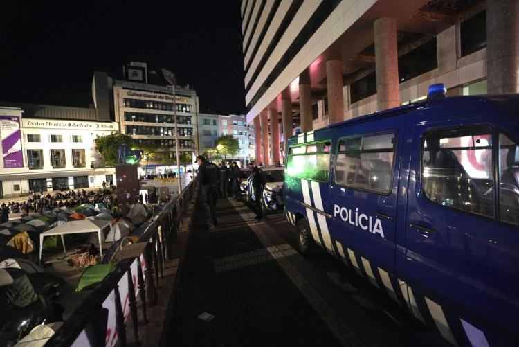 Manifestantes prometem retomar acampamentos após operação policial em Portugal