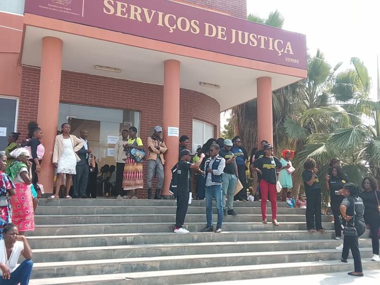 Oficiais de Justiça e Governo à mesa das negociações para suspender paralisação