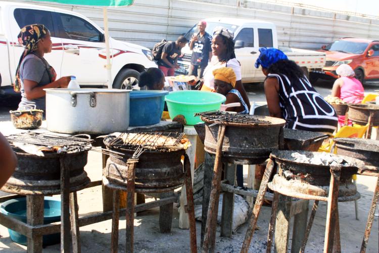 Venda de mufete na chicala resiste à escassez de clientes
